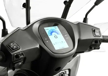 QJ presenta SQ350, lo scooter a ruote alte da 29 cavalli con Dash-Cam