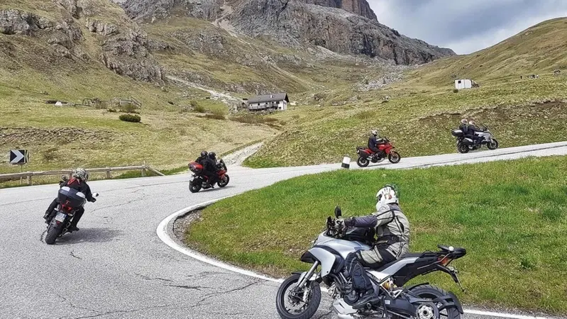 La FMI protesta per la chiusura dei passi bolzanini ai tour organizzati