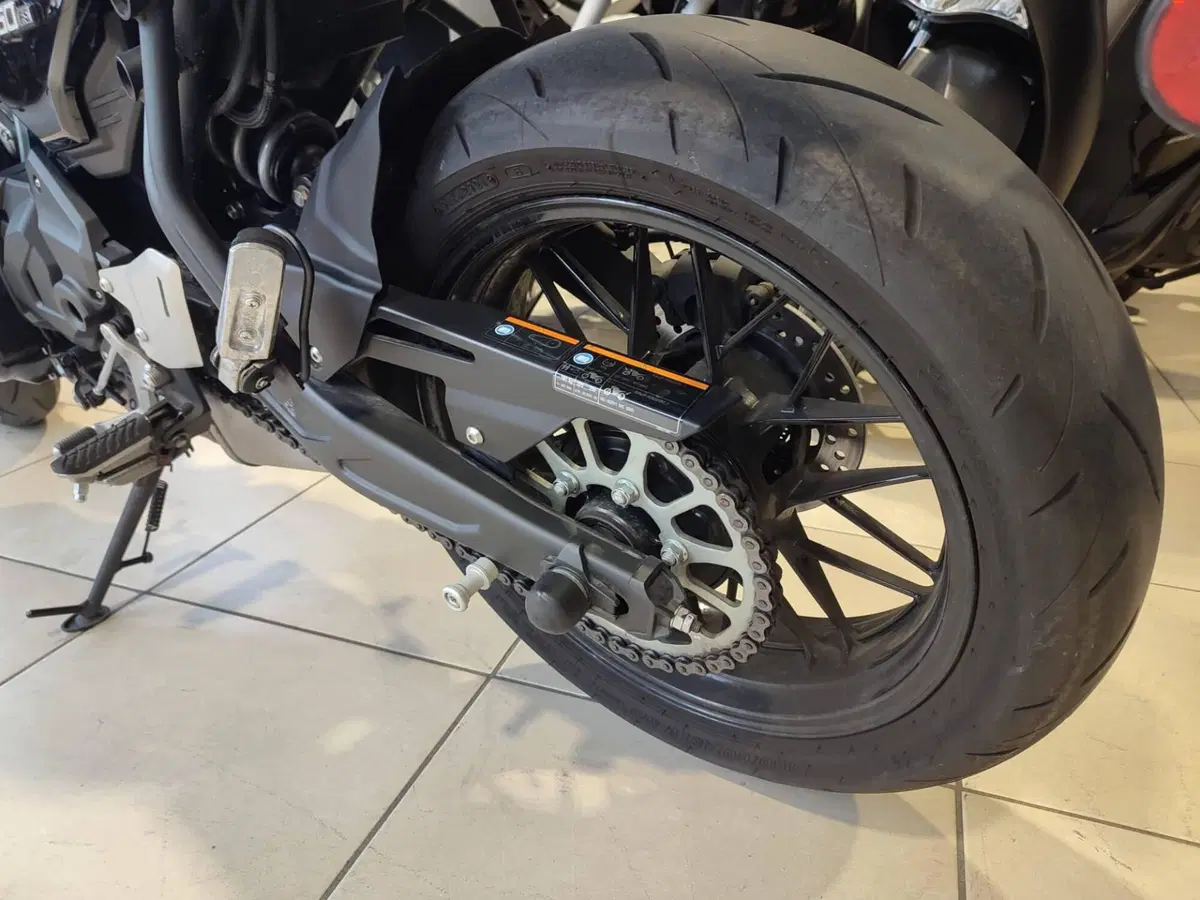 Kawasaki Z 650 RS (2022 - 24) (8)