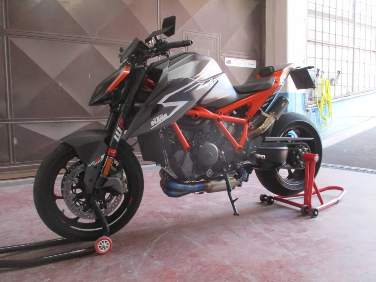 KTM 1290 Super Duke RR (2023) (2)