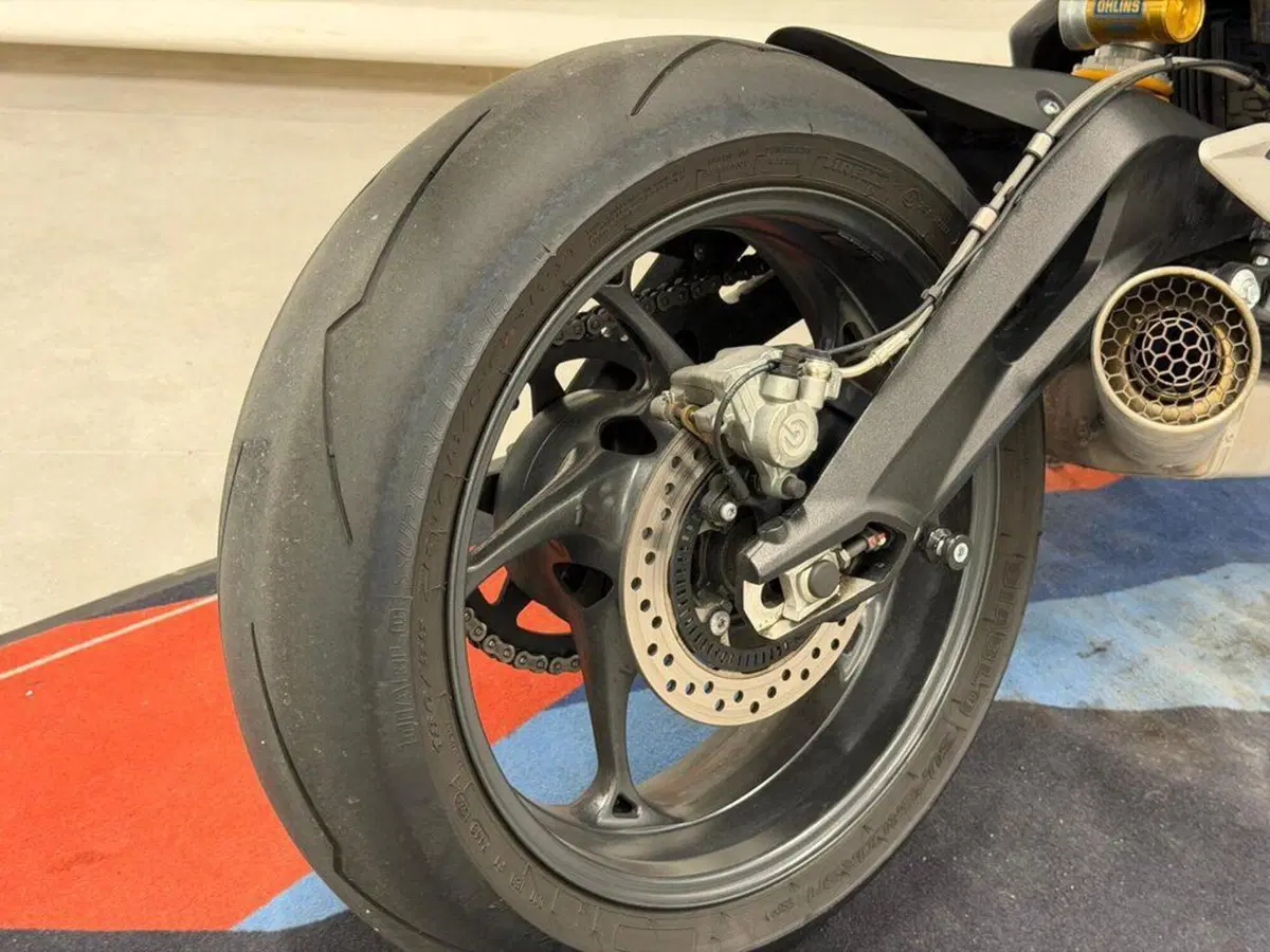 Triumph Street Triple 765 RS (2023 - 26) (10)