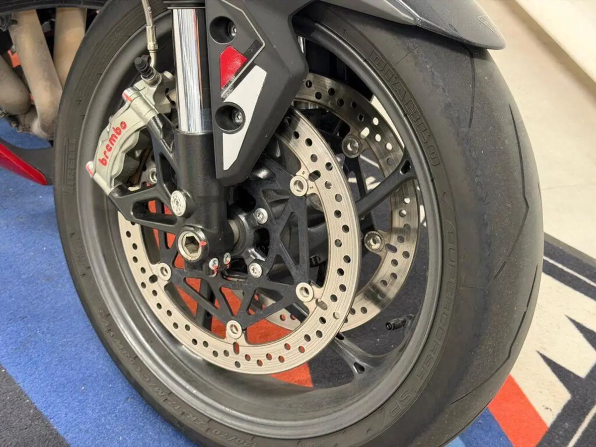 Triumph Street Triple 765 RS (2023 - 26) (11)
