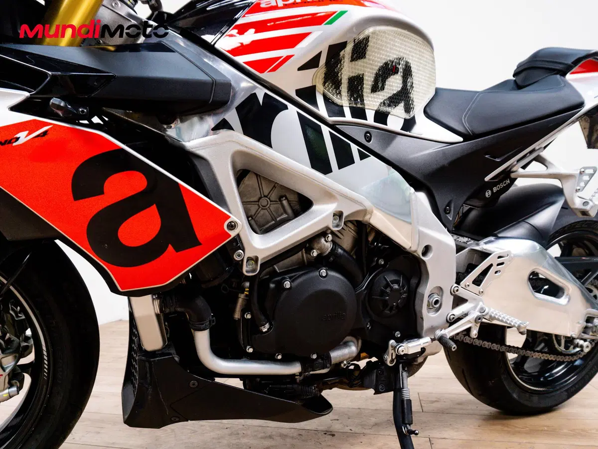 Aprilia Tuono V4 RR (2015 - 17) (9)