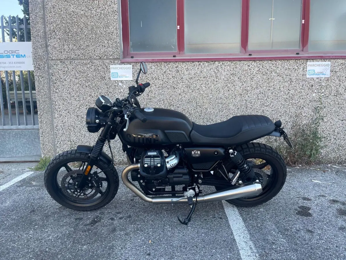 Moto Guzzi V7 Stone (2021 - 24) (2)