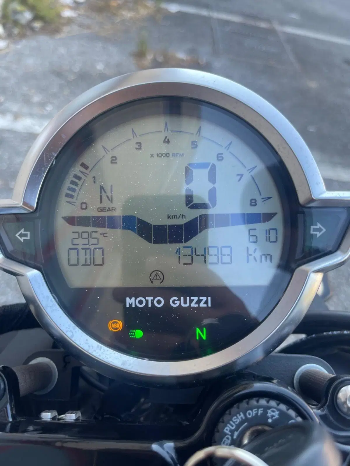 Moto Guzzi V7 Stone (2021 - 24) (9)