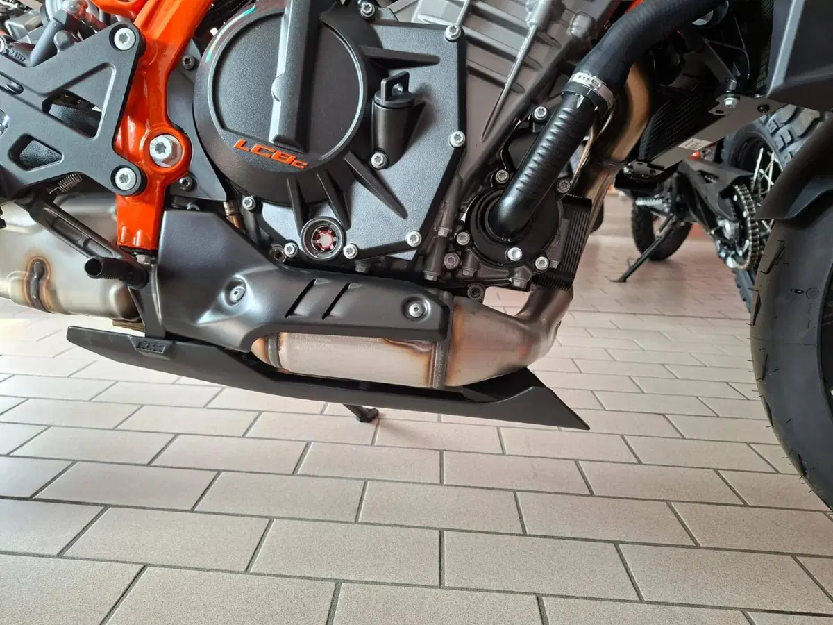 KTM 990 Duke R (2026) (3)