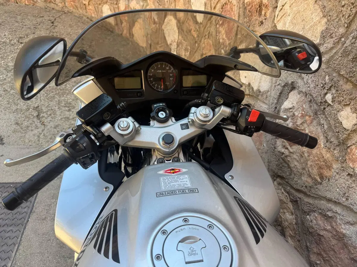 Honda VFR 800 (2002 - 05) (8)