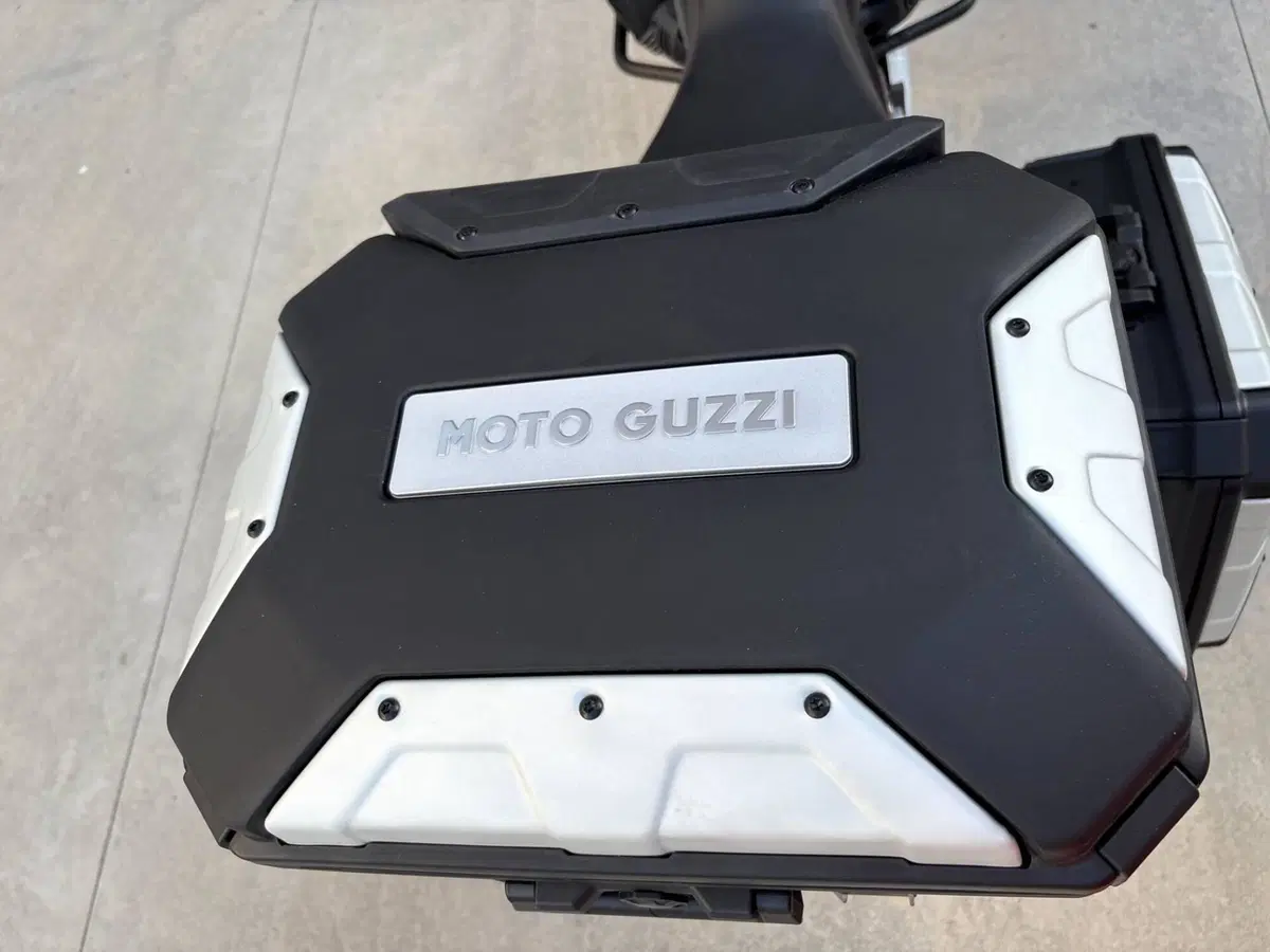 Moto Guzzi V85 TT (2021 - 23) (8)