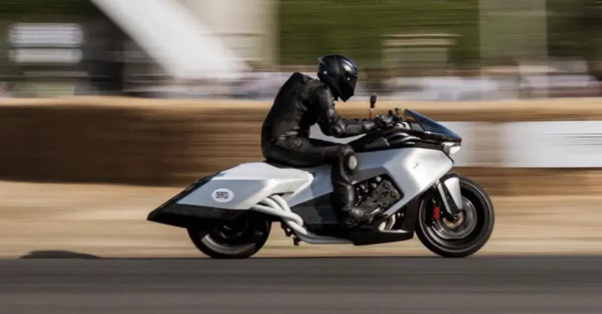 BMW K18 Vision, il concept da 130 decibel incendia Goodwood