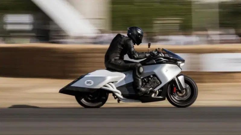 BMW K18 Vision, il concept da 130 decibel incendia Goodwood