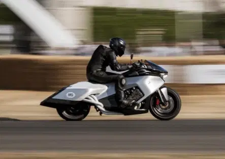 BMW K18 Vision, il concept da 130 decibel incendia Goodwood