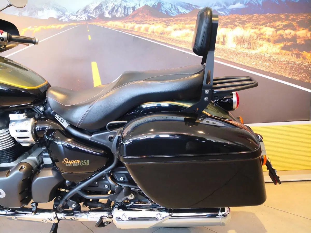 Royal Enfield Super Meteor 650 (2023 - 26) (9)