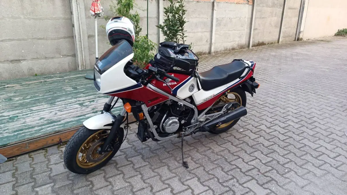 Honda VF 750F (2)