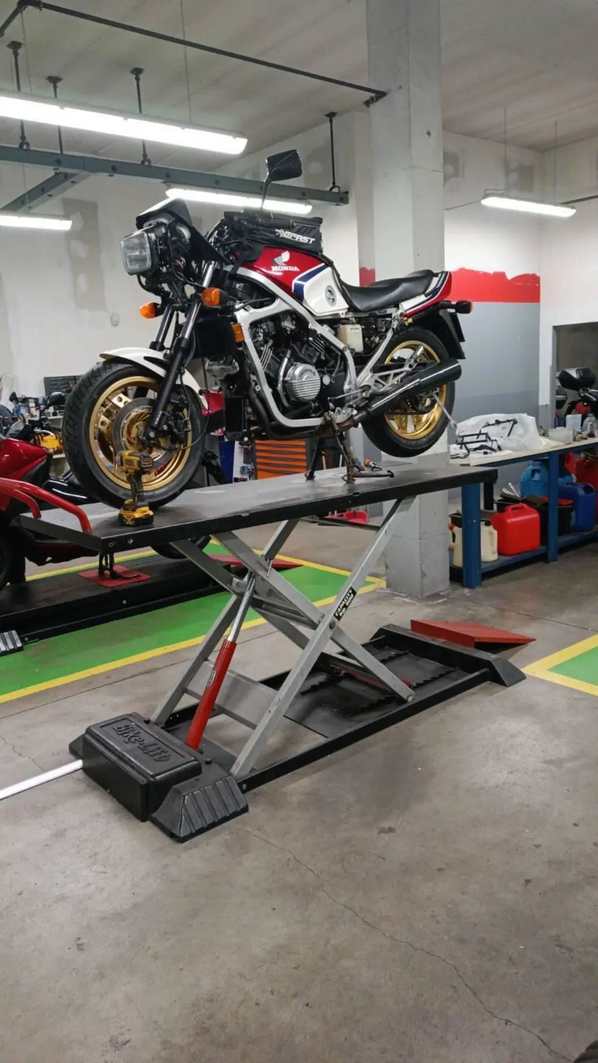 Honda VF 750F (4)