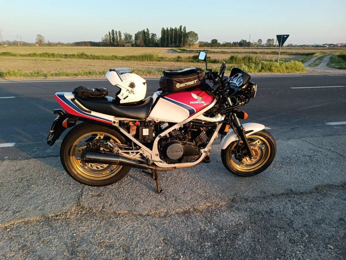 Honda VF 750F (6)