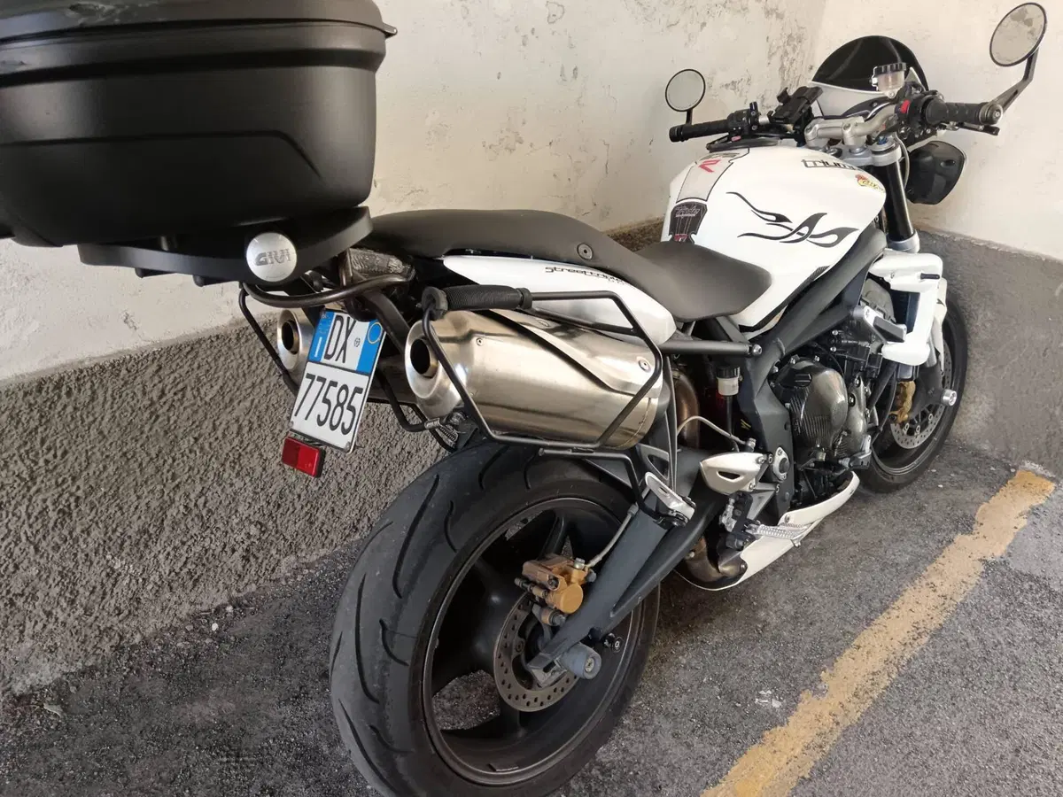 Triumph Street Triple R (2009 - 12) (2)