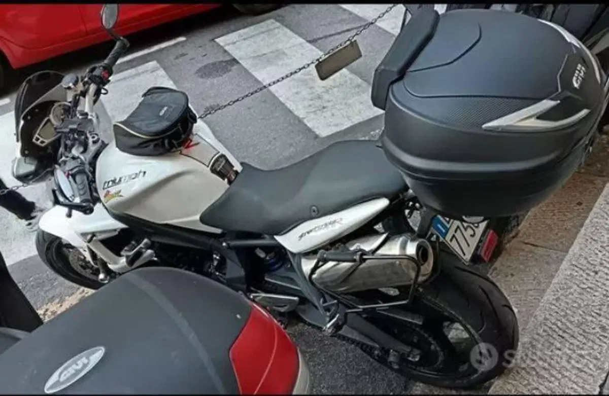 Triumph Street Triple R (2009 - 12) (3)