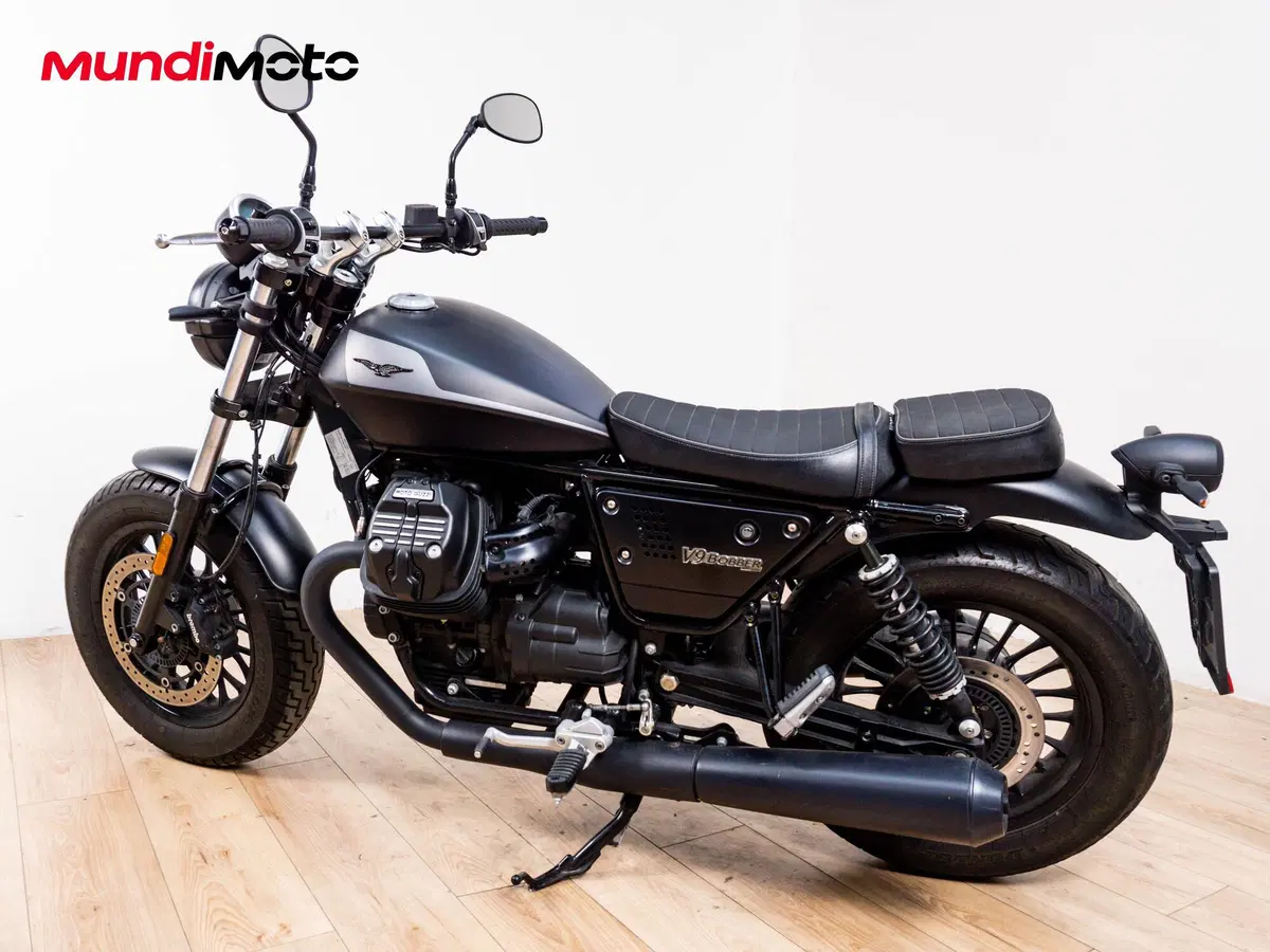 Moto Guzzi V9 Bobber (2016 - 18) (7)