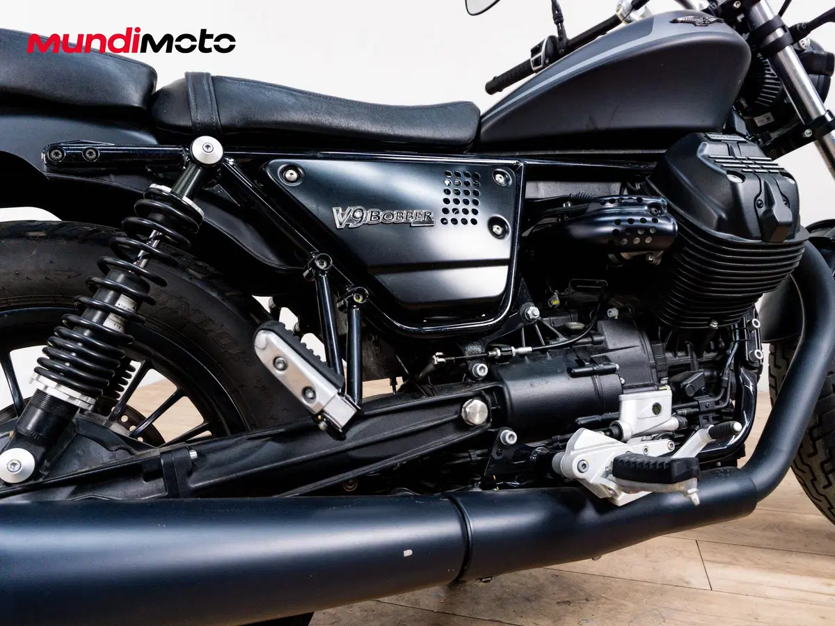 Moto Guzzi V9 Bobber (2016 - 18) (4)