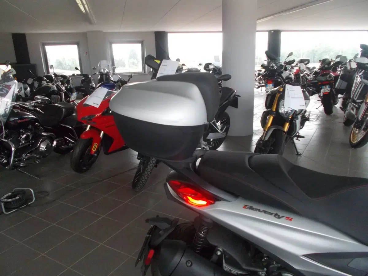 Piaggio Beverly 300 S ABS-ASR (2021 - 25) (4)