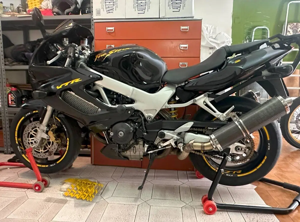 Honda VTR 1000 F Firestorm (1997 - 00) (3)