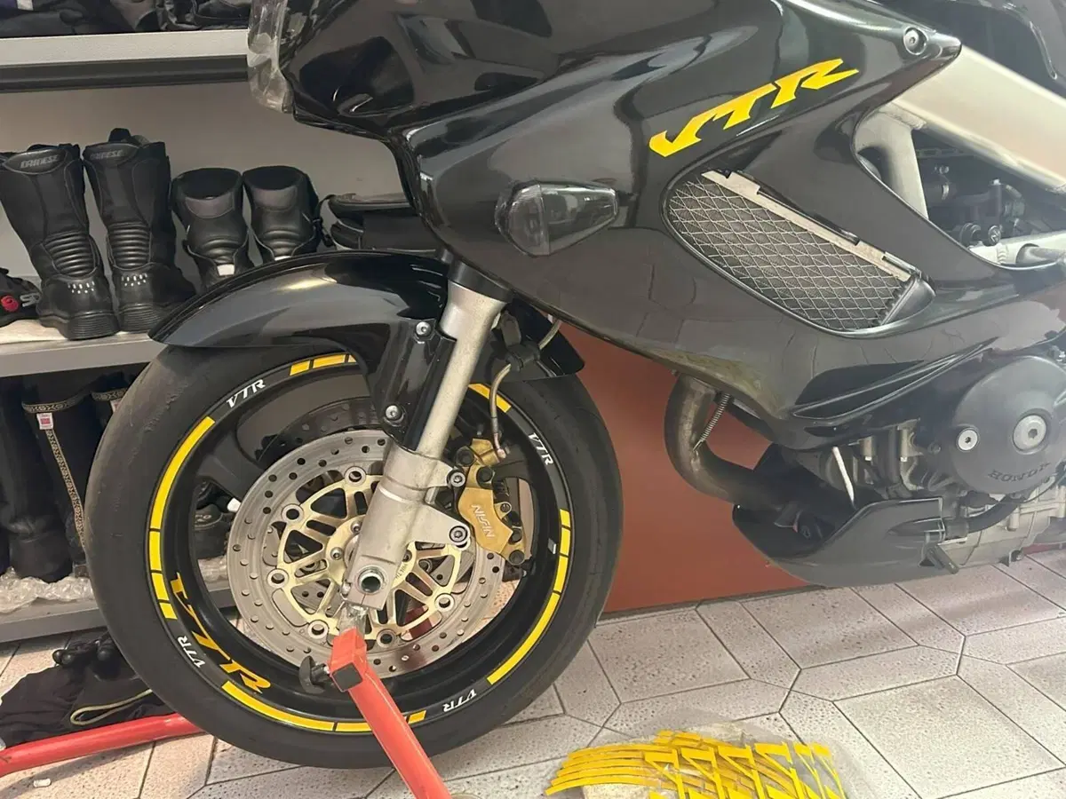Honda VTR 1000 F Firestorm (1997 - 00) (5)