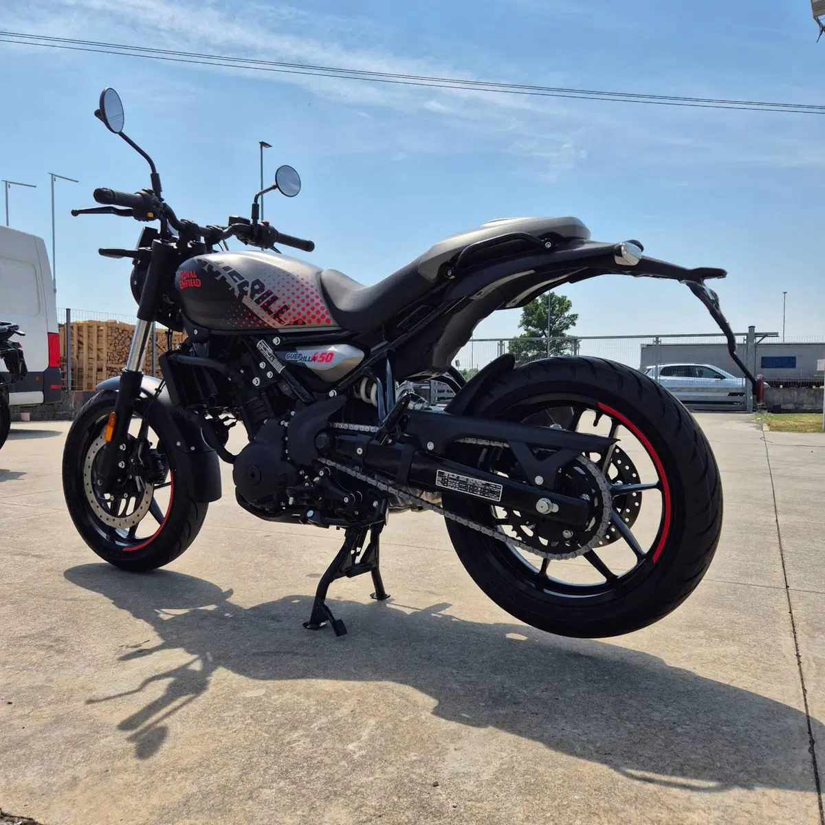 Royal Enfield Guerrilla 450 Apex (2026) (3)
