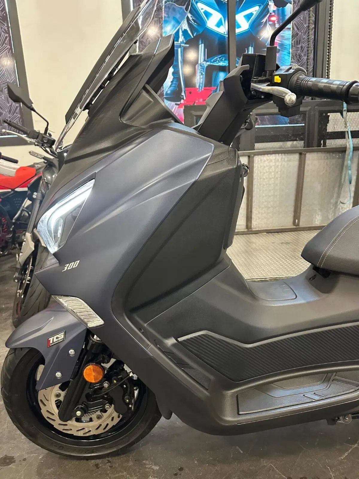 Sym Joymax 300 Z+ (2021 - 24) (13)