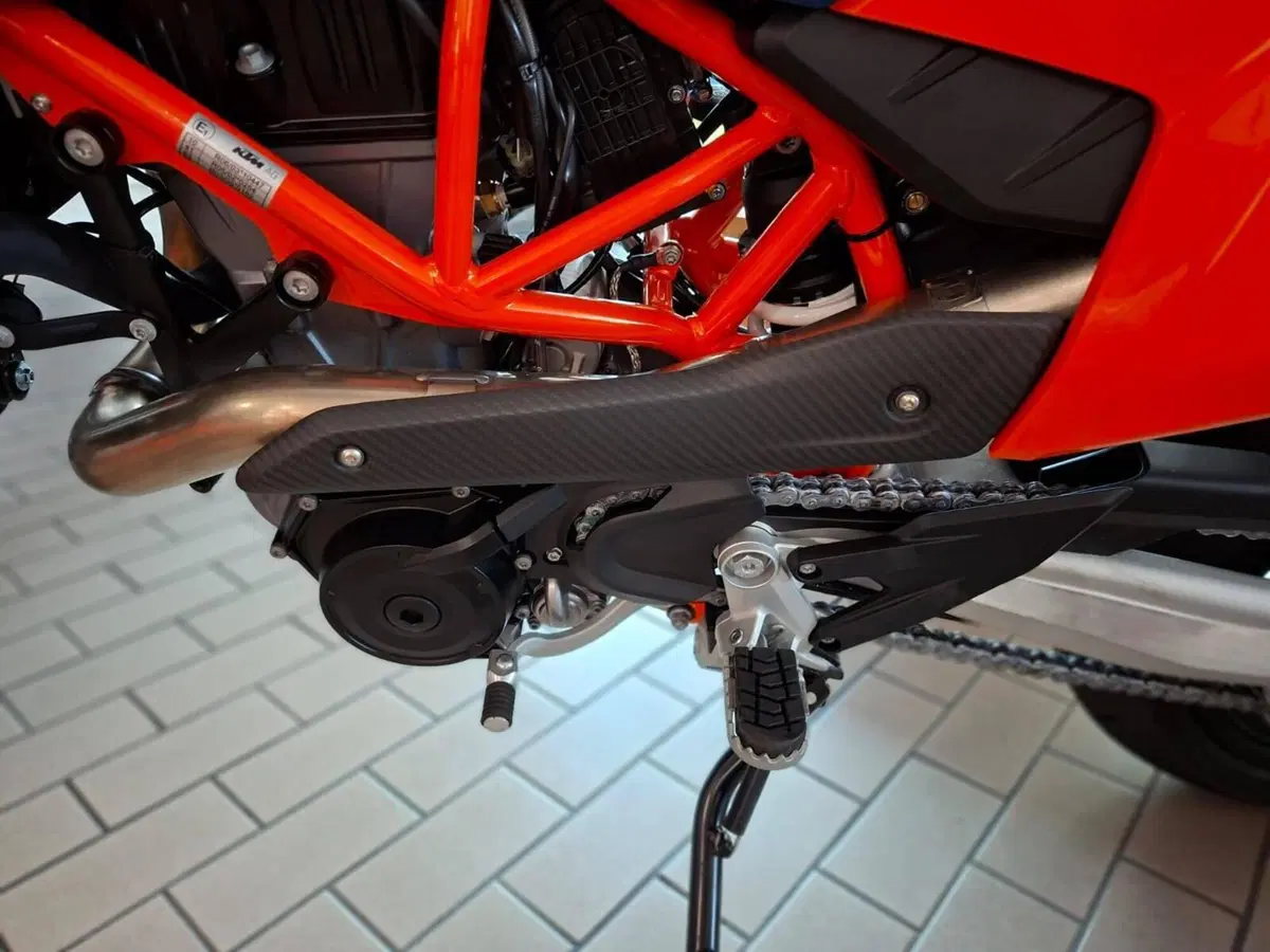 KTM 690 SMC R (2026) (2)