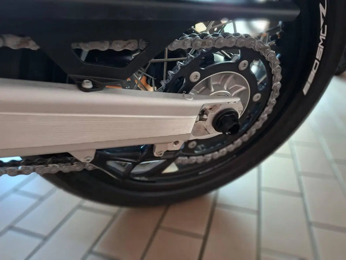 KTM 690 SMC R (2026) (4)