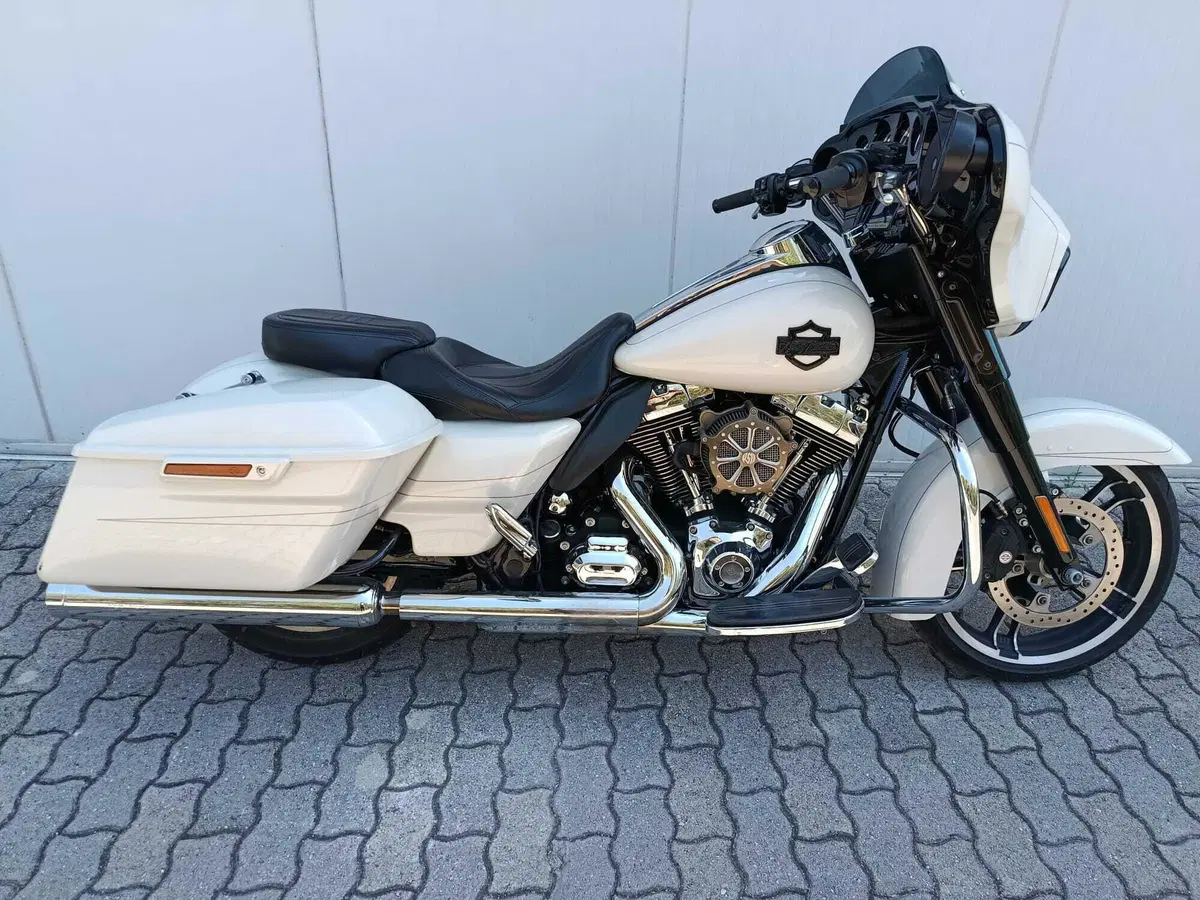 Harley-Davidson 1690 Street Glide Special (2014 - 16) - FLHX (4)