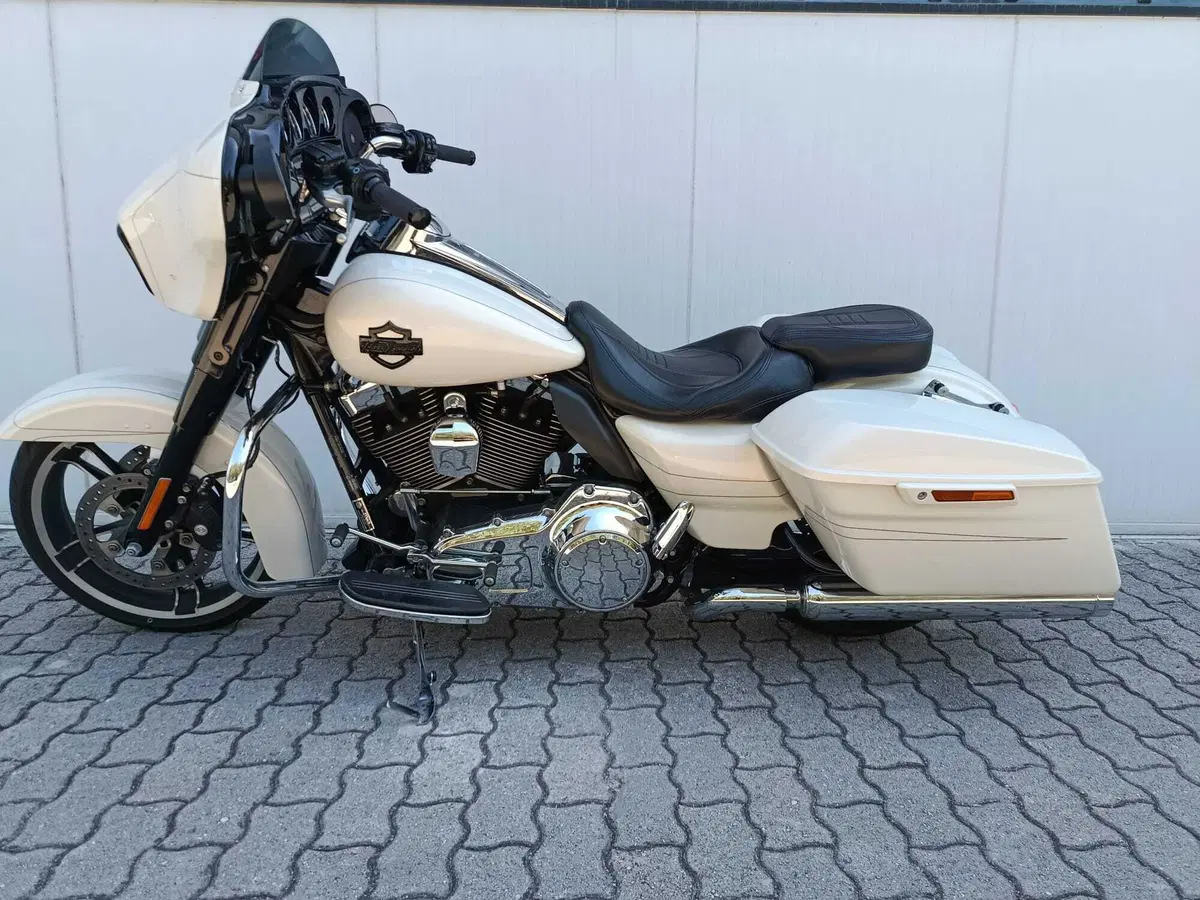 Harley-Davidson 1690 Street Glide Special (2014 - 16) - FLHX (6)