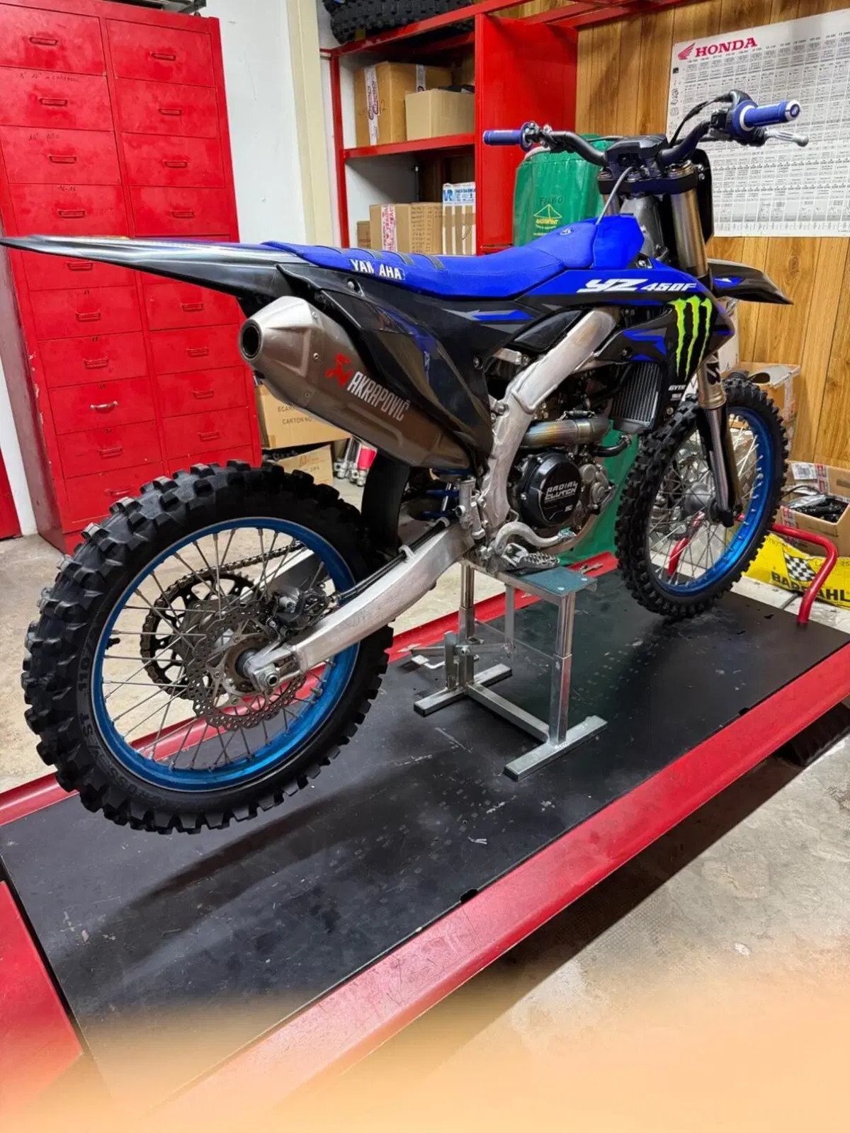 Yamaha YZ 450 F Monster Energy Yamaha Racing Edition (2025) (5)
