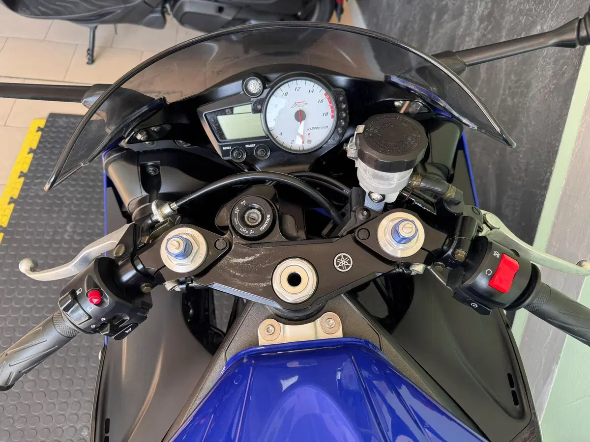 Yamaha YZF R6 (2003 - 04) (8)