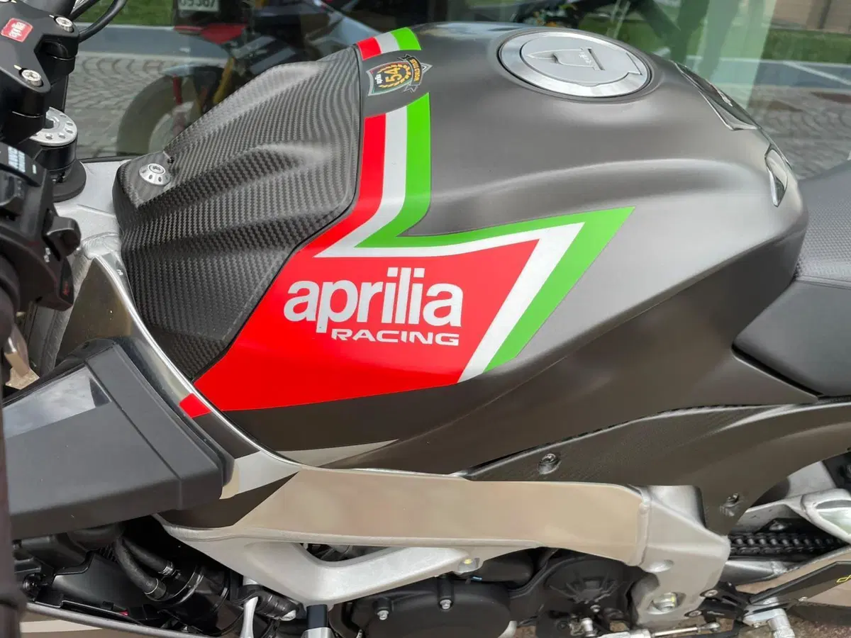 Aprilia Tuono V4 Factory (2021 - 24) (7)