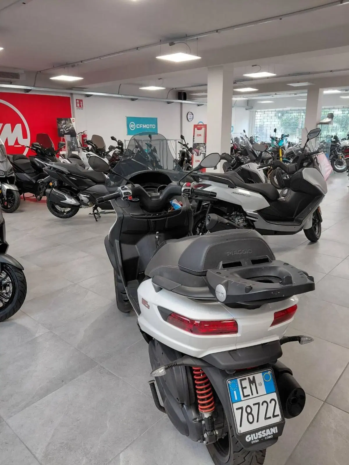 Piaggio Mp3 350 ie ABS (2018 - 19) (2)