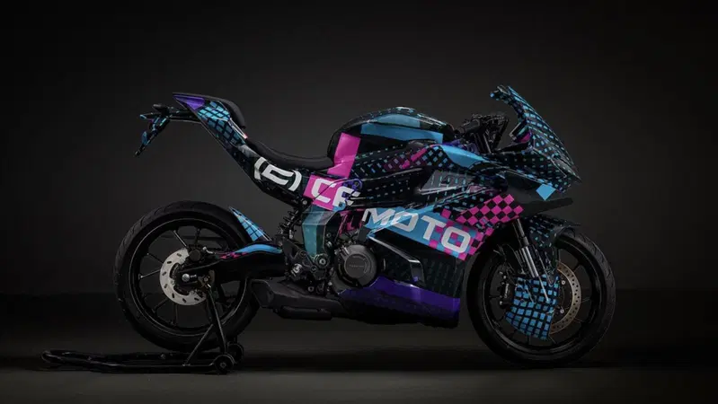 CFMoto 250SR-R: Arriva il bicilindrico?