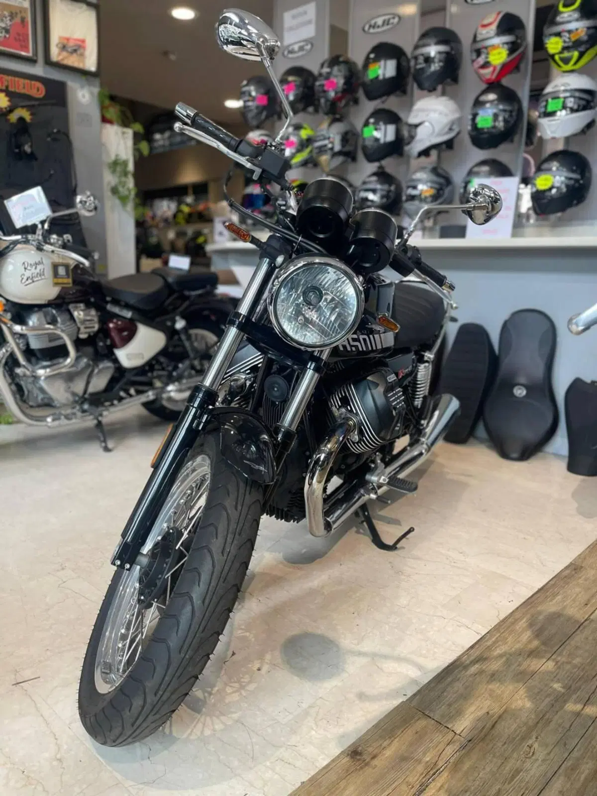 Moto Guzzi V7 Special (2021 - 24) (2)
