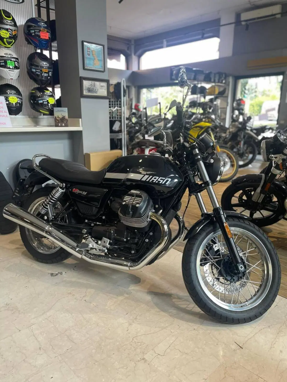 Moto Guzzi V7 Special (2021 - 24) (3)