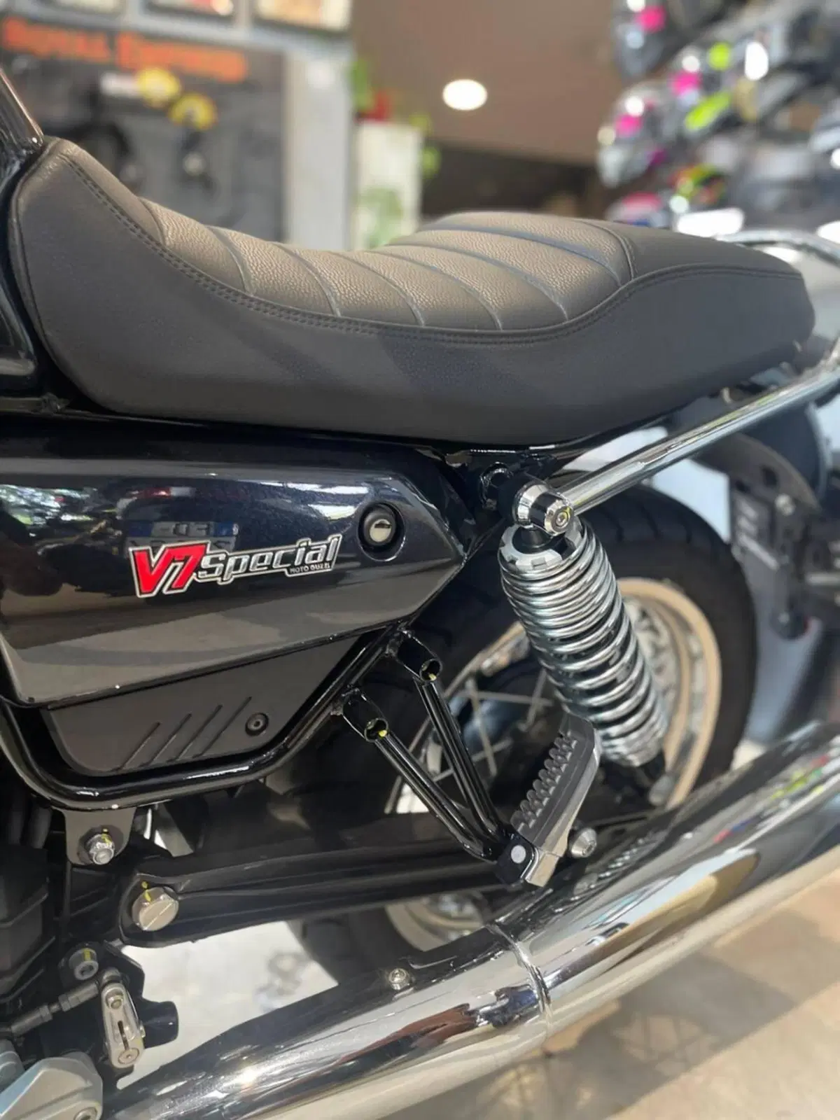 Moto Guzzi V7 Special (2021 - 24) (6)