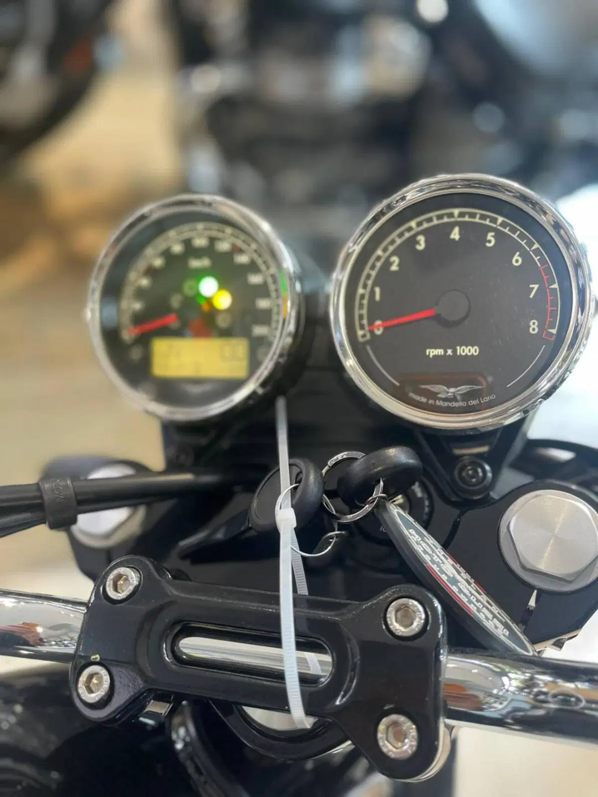 Moto Guzzi V7 Special (2021 - 24) (12)