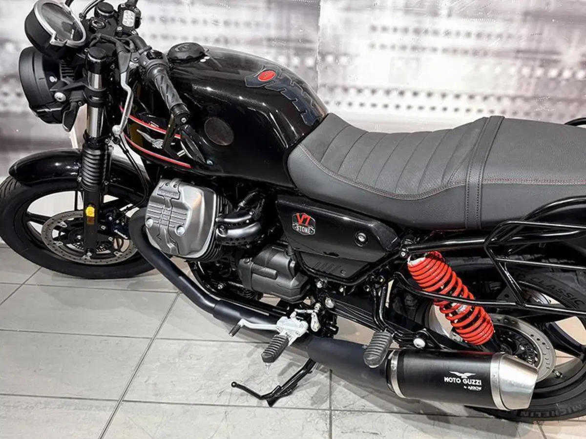 Moto Guzzi V7 Special (2021 - 24) (4)
