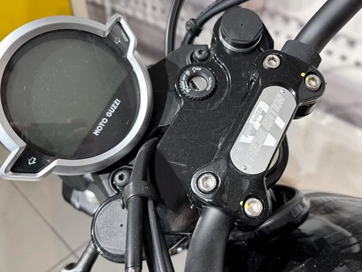 Moto Guzzi V7 Special (2021 - 24) (6)