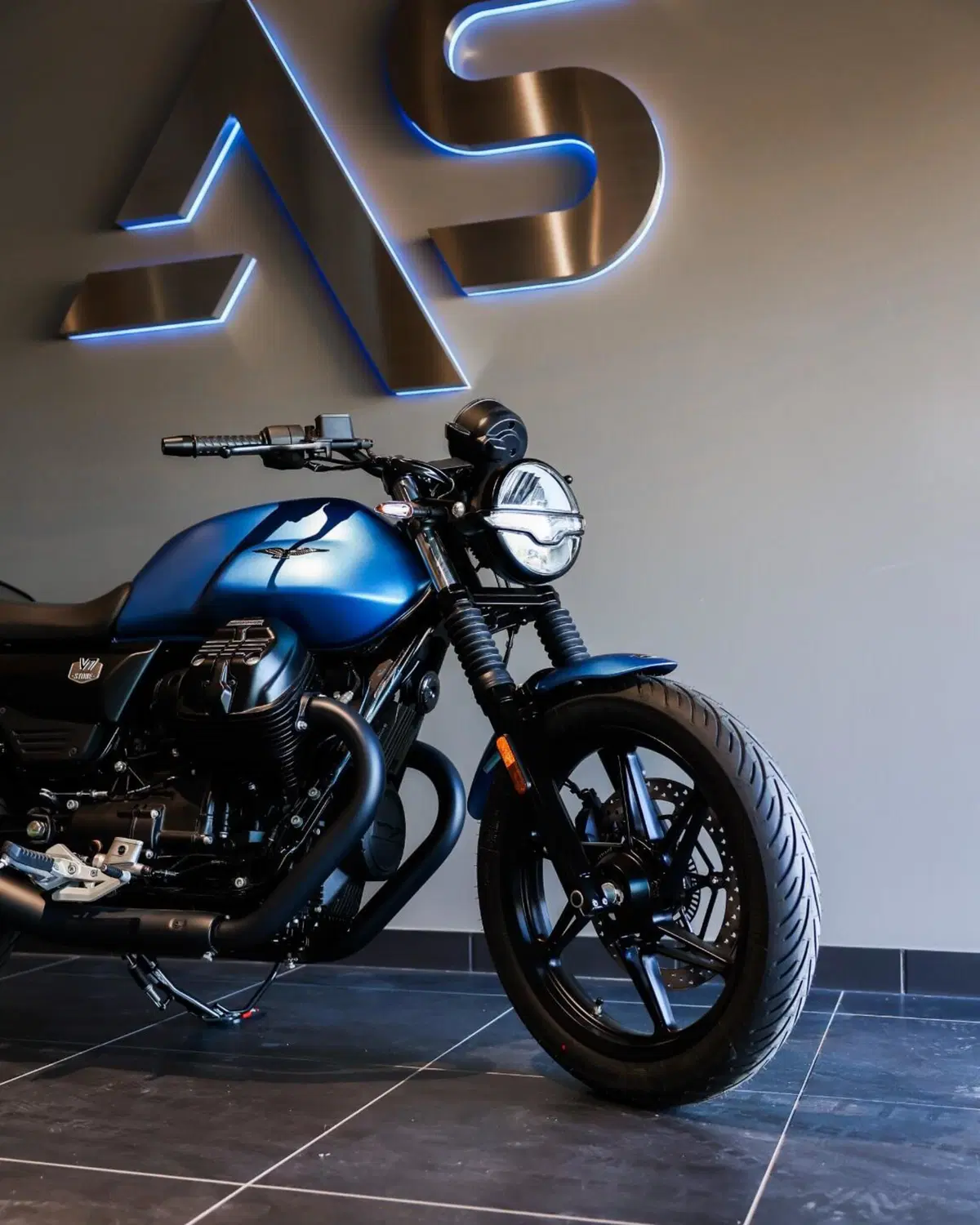 Moto Guzzi V7 Stone (2025 - 26) (2)