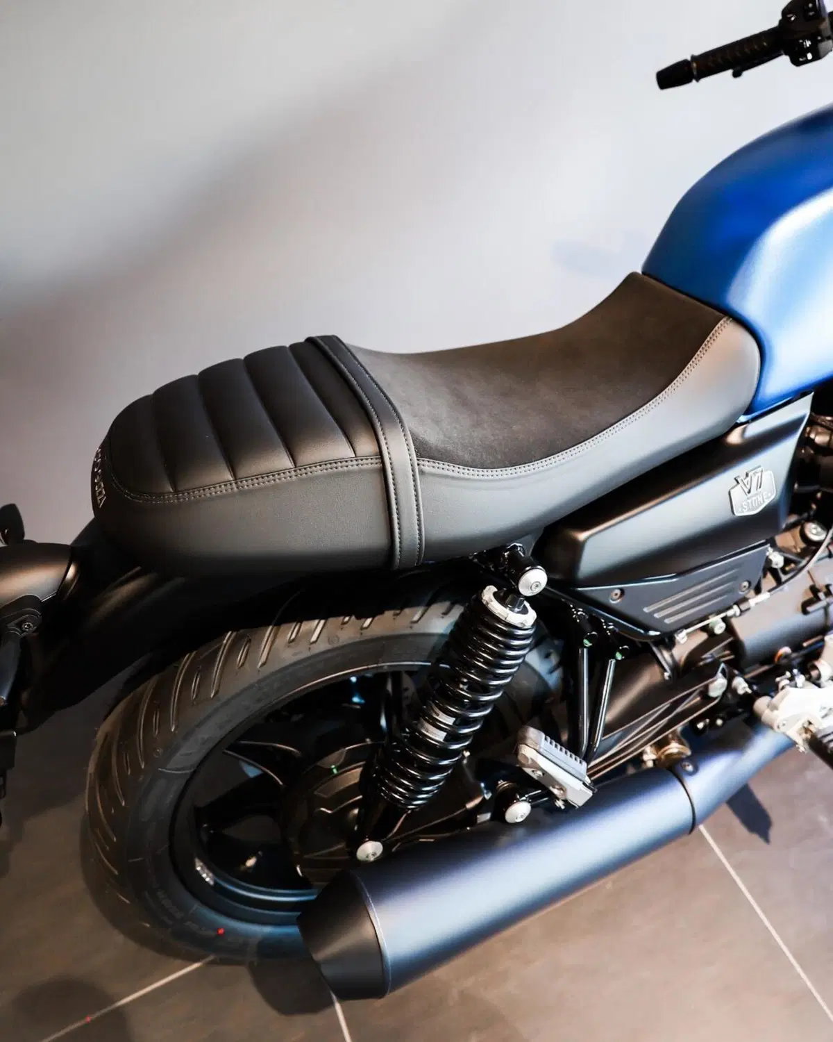 Moto Guzzi V7 Stone (2025 - 26) (12)