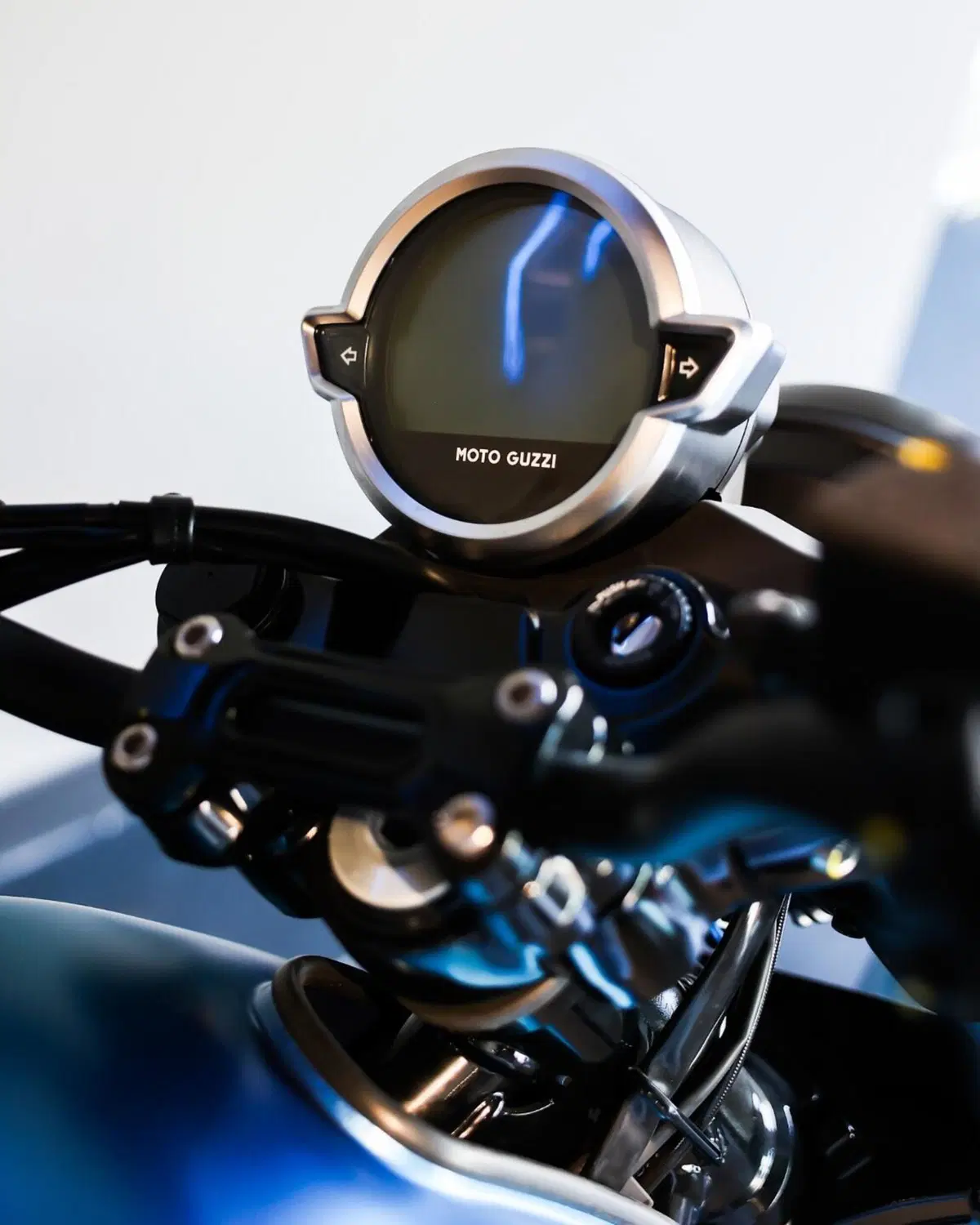 Moto Guzzi V7 Stone (2025 - 26) (13)