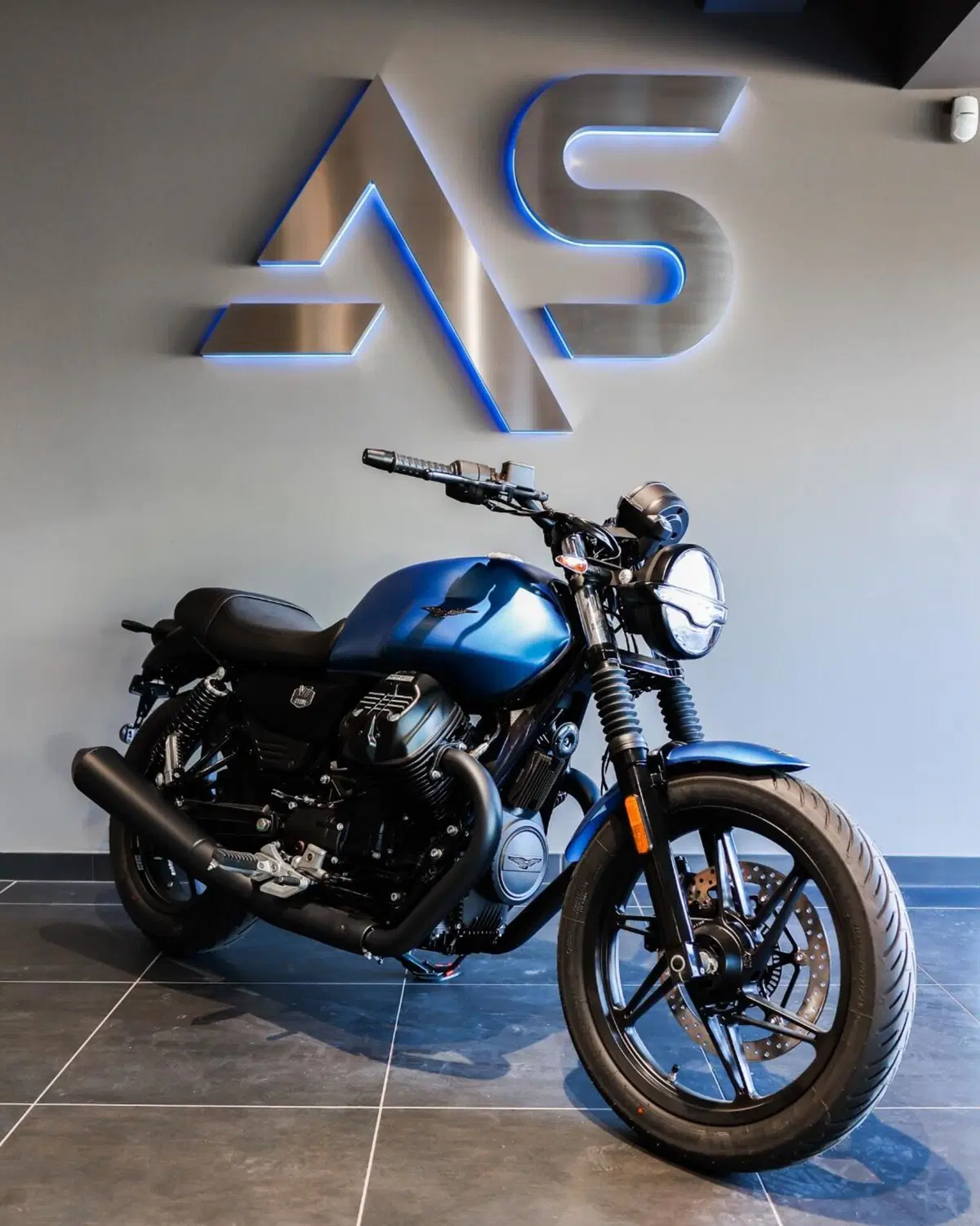 Moto Guzzi V7 Stone (2025 - 26) (3)