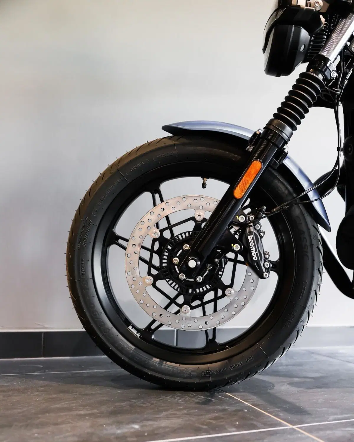 Moto Guzzi V7 Stone (2025 - 26) (19)