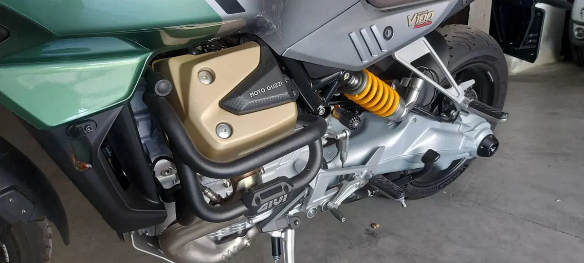 Moto Guzzi V100 Mandello S (2022 - 24) (2)