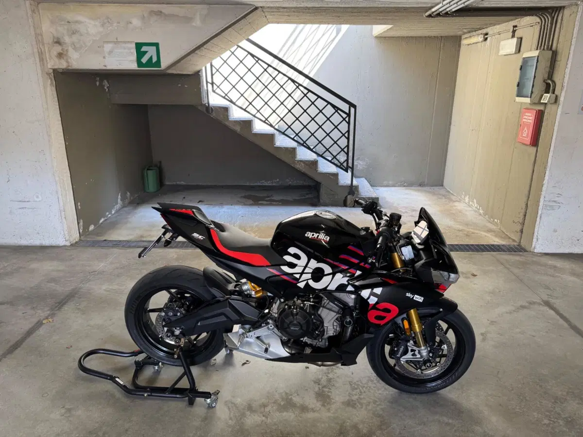 Aprilia Tuono 660 Factory (2025 - 26) (2)